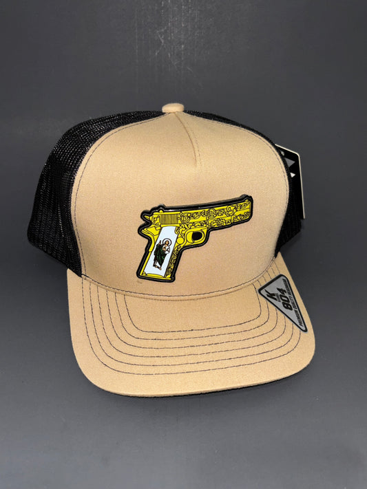 Gorra con arma y cachas de San Judas